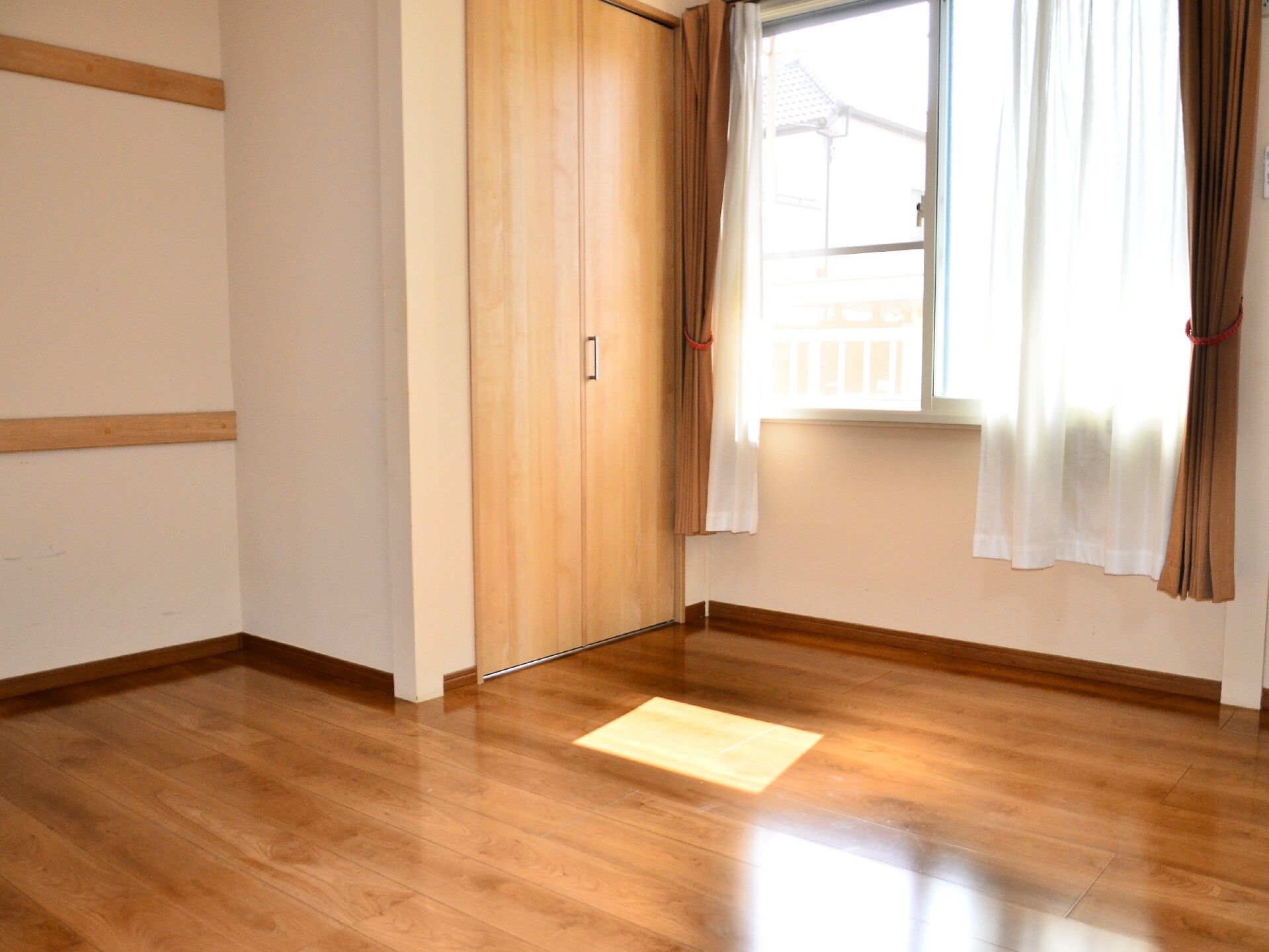 居室は和室をご用意している。畳が敷かれた和の空間は、家で生活している雰囲気をそのままに演出している。