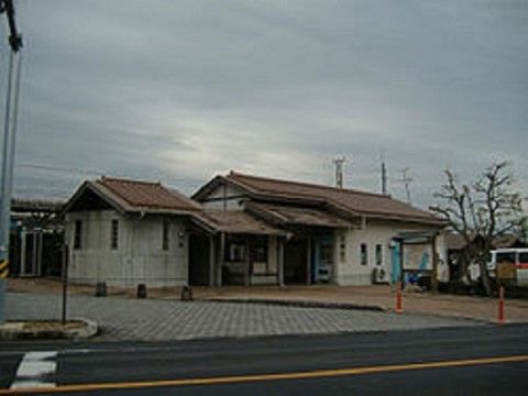 曇り空に平屋建て１階の駅舎が建っている。施設からの最寄り駅になっており利用者は多く、懐かしい風情である。