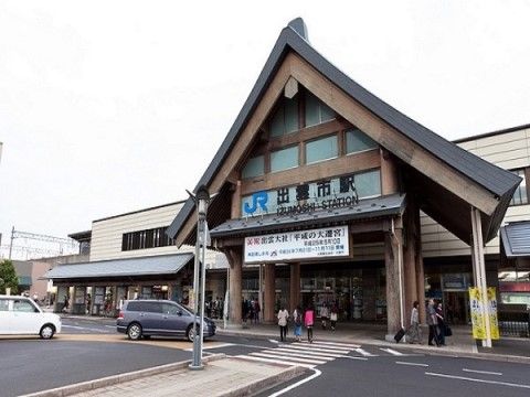 有名神社の最寄り駅で、駅構えも神社を連想させる造りとなっている。乗降客も多く賑わいを見せる駅前である。