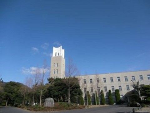 青空に映える建物は施設近辺に所在の高校である。敷地内に緑を多く配し、自然豊かな環境で運動や勉学に励む。
