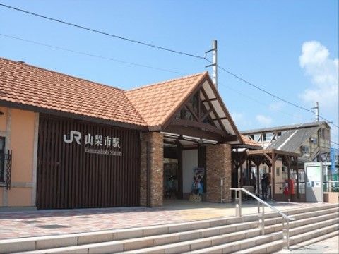手すりが付いた５段の階段を上り、正面に駅舎入口がある。両側にレンガの柱があり、上には三角屋根が載っている。