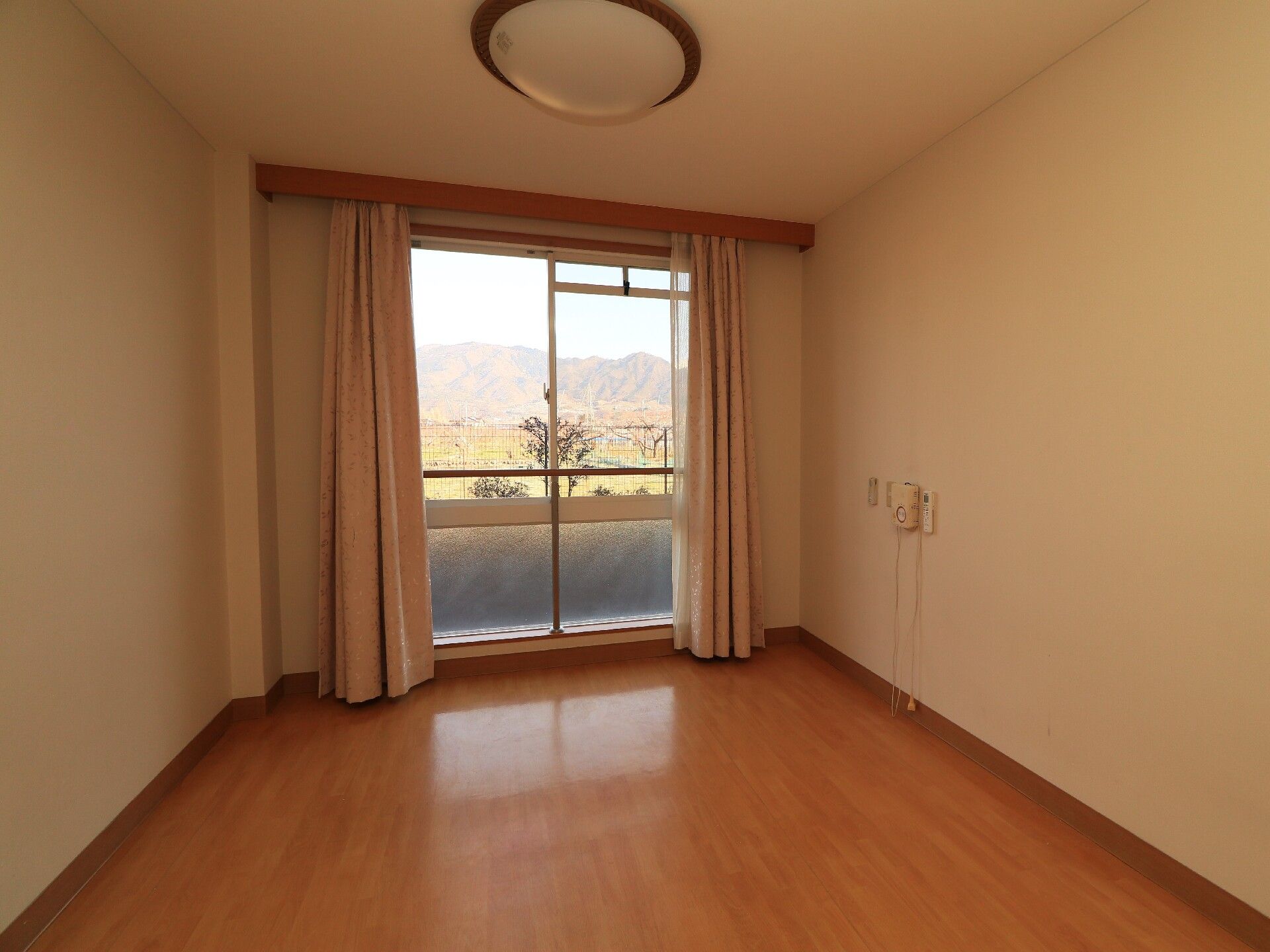 部屋からは遠くの山や田園風景の見渡せる、眺めのいい個室