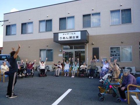 「シルバーハウス リアン瀬古東」の外観。駐車場を完備している。
