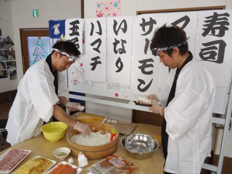 「シルバーハウス リアン瀬古東」のイベント。握り寿司の実演が行われている。