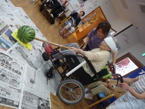 「シルバーハウス リアン瀬古東」のイベント。館内でスイカ割りを楽しめる。