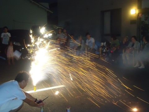 「シルバーハウス リアン瀬古東」の花火大会。屋外スペースで花火を楽しめる。