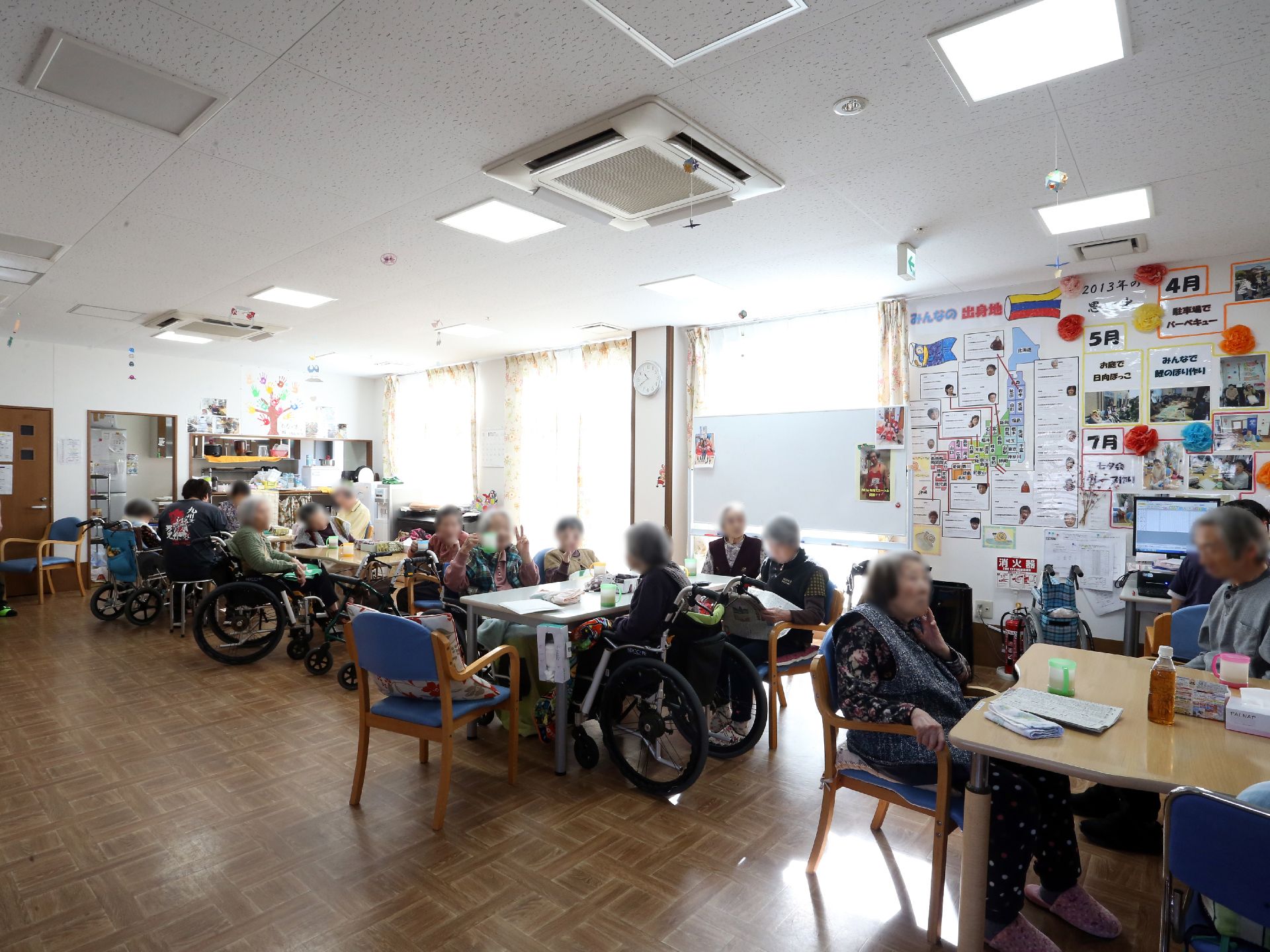 談話室は広い作りになっているので、多くの方が集まれる空間になっている。車イスの方もご利用いただけるよう、テーブルの高さも調節されている。
