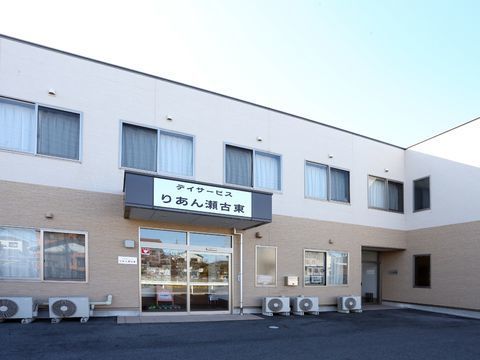 建物は優しい色合いの白とベージュを基調としている。多くの方に利用して頂けるよう、個室も多く完備している。