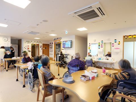 室内でも快適に過ごせるよう、冷暖房が完備されている。テーブルは入居者の方が使いやすいよう、少しくぼんだ作りになっている。