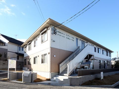 ベージュと白の壁でつくられた清潔感のある建物である。駐車場も完備してあるので、遠方のご家族の方も車で訪問してもらえる。