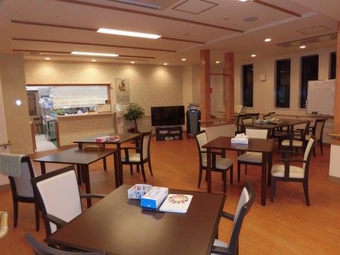 テーブルにはすぐに汚れを拭けるように、ティッシュの置いてある食堂
