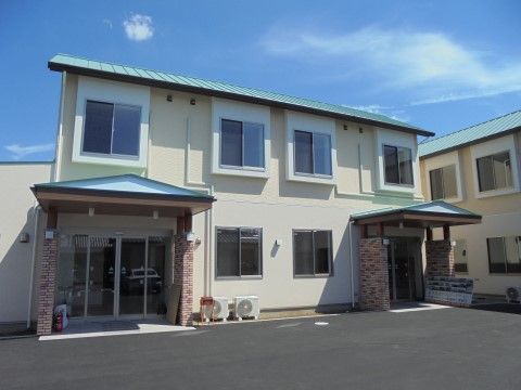 二階建ての建物はクリーム色の壁、緑色の屋根、レンガ柄の柱を使っている。入口は自動ドアを設けており、車椅子でもスムーズに出入りが可能である。