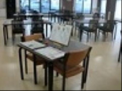 入り口に、今日の食事のメニューが掲示されている食堂