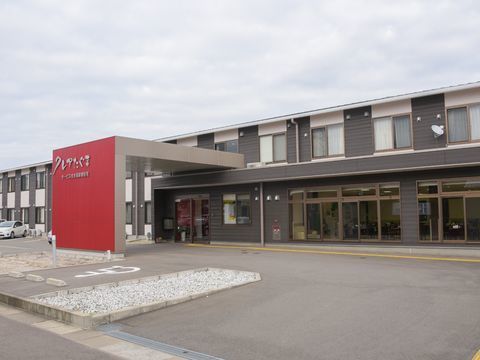 大きく2階建ての施設。部屋数も多い。全体に白とダークブラウンを基調としているきれいな外装となっている。
