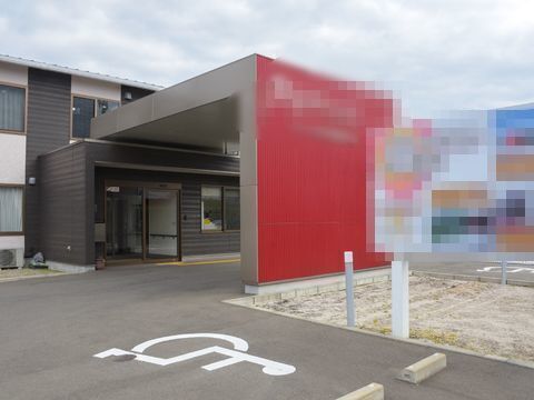 雨の日にはぬれずに乗り降りできるように、玄関前に屋根のある駐車場