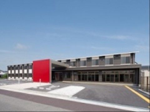 ２階建てで横に広い建物で、側面が赤い屋根が印象的である。１階の扉はガラス張りとなっている。地面には点字ブロックが設置されている。
