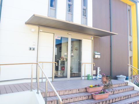 出入り口は自動扉になっている。手すりやスロープも設置されている。屋根があるので雨の日も出入りも便利に出来る。