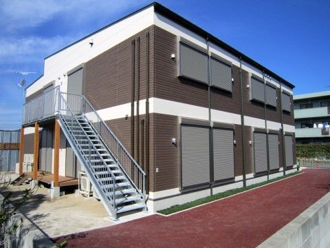 茶色い外観で２階建ての施設である。２階へと続く外階段が設置されており、安全に配慮して手すりが取り付けられている。