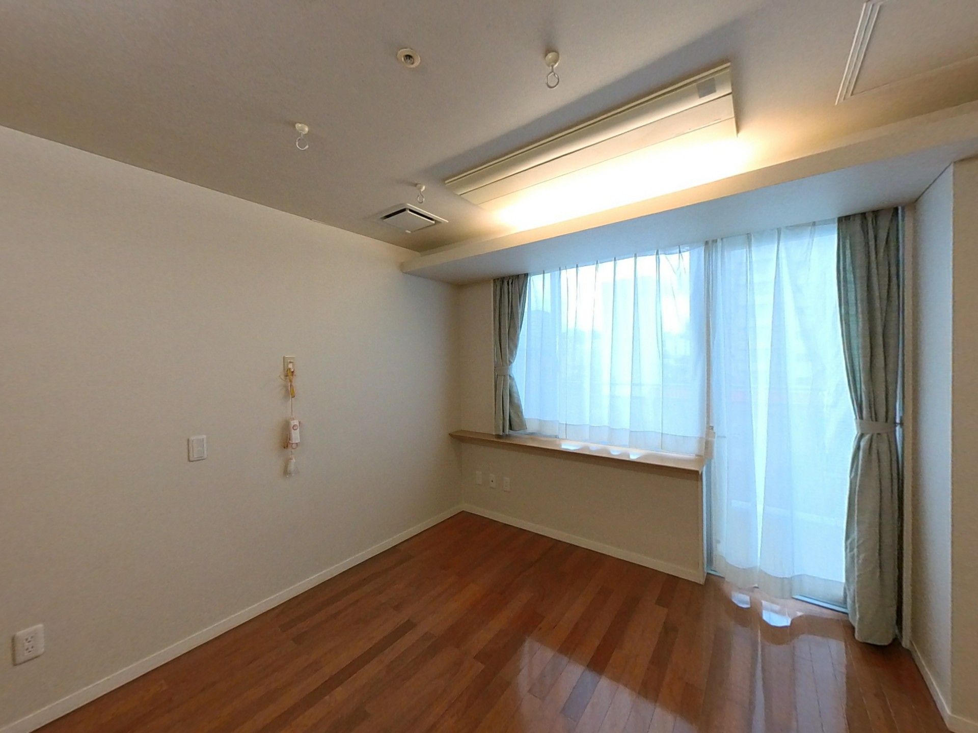 明るい窓辺の部屋