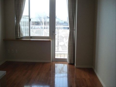 居室の掃出し窓は単板の透明ガラスになっており、気軽に外部の景色を眺めることが可能で採光も十分に確保することができる。