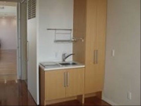 キッチンの左側にはクッキングヒーターが設置されており、火災の心配がなく安心して調理できる加熱部となっている。