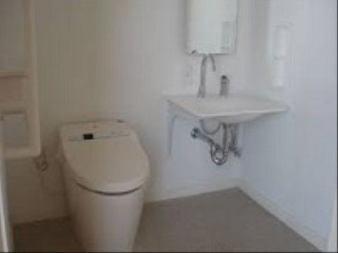 トイレの便器には温水洗浄便座が設置されているため、便座の温度調整が可能で入居者様の好みの温度に設定することができる。