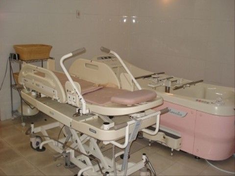 手前のタンカで入居者様を脱衣室から移動し、そのままの状態で浴槽側に移すことができ速やかに入浴することができる。