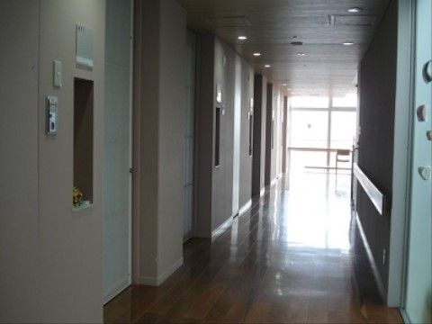 共用廊下の奥にあるフィックス窓の近くには椅子が設置されており、入居者様は休憩などで自由に使用することができる。