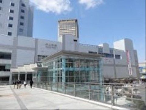 正面の出入口は天井高のある透明のガラス貼りで開放的な空間になっており、デザイン性が高く近代的建物になっている。