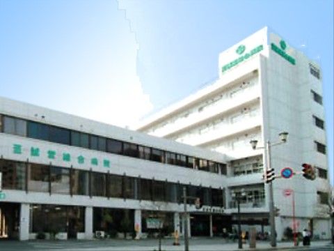 白色を基調とした鉄筋コンクリート造の病院である。向かって右側は病棟になっており入院患者の受け入れ態勢も整っている。