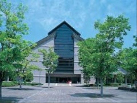 特徴的な切妻屋根の美術館になっている。出入口前は広場になっており、植栽も植えられ清々しい雰囲気となっている。