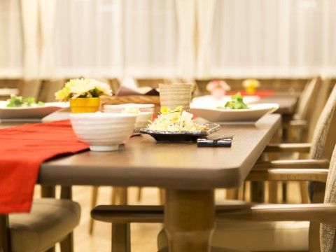食堂のテーブルにおいしそうに盛り付けられたある日の夕飯
