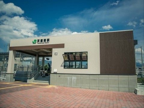 最寄駅には点字ブロックやスロープが備わっており、車椅子をご利用の入居者様が公共交通機関を使って移動することも可能である。