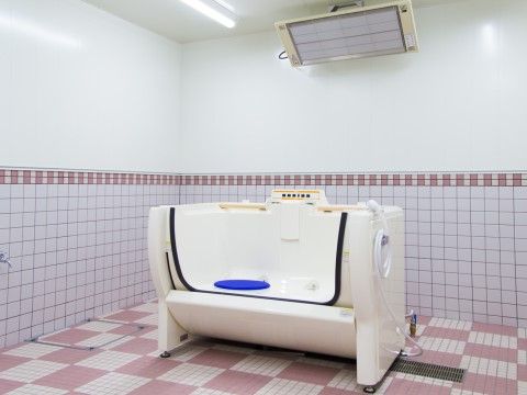 機械浴が可能なため、入居者様が入浴を楽しめる。暖房器具を設置しており、入居者様がお湯につかる前やスタッフのための室温調節が可能だ。