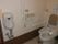 壁に手すりが設置されている。トイレットペーパーも棚の上に常備されている。快適に使用できるようスタッフが常に管理している。