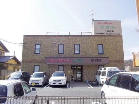 屋上と1階の玄関に大きく施設名の書かれていることがわかる外観