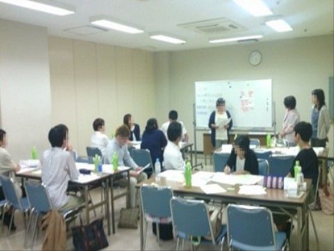 ご入居者様を安全にサポートするために、打ち合わせをするスタッフ