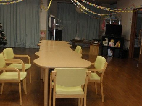 天井やテレビ周りに装飾を施し、華やかな雰囲気のある食堂