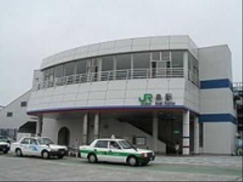 施設の近くには駅があり、交通の便がよい立地である。駐車場も設置されているので自動車での来所も可能になっている。