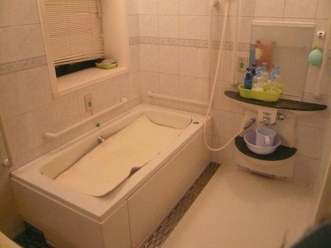 窓が付いた浴室になっている。シャンプーやボディーソープも取り揃えられており、壁には緊急時用のナースコールが設置されている。