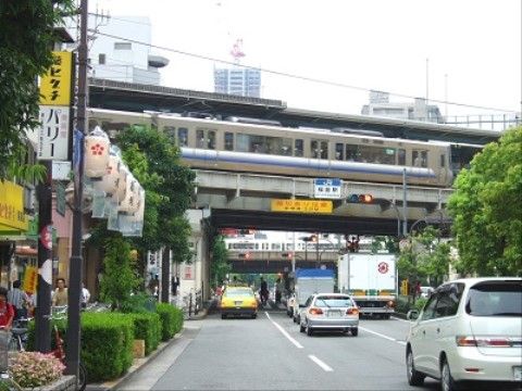 市街地にあるので、普段の買い物も自由に行える。駅からも近くなっているので、自動車での送迎も便利になっている。