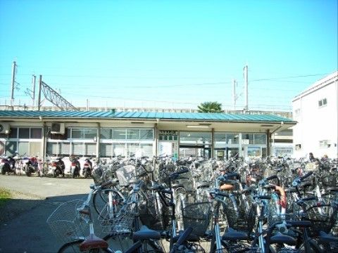 施設の近くに複数の駅がある。バイクや自転車場も駅の近くにあるので、自由に最寄り駅を選択することができる。