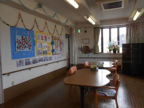 空調設備が完備された広い一室になっている。壁に手すりが付いており、室内で車椅子を利用される方にも安全なように配慮されている。