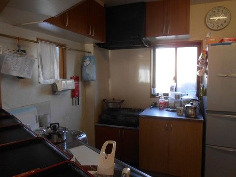 入居者様の食事の準備をしているスペース。冷蔵庫や食器棚が設置されており、スタッフが食事のメニューを元に健康管理を行っている。