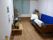 ベッドや机といった家具が部屋に置かれている。お好みの家具を持ち込み、プライベートの空間を楽しむことができる。