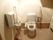 温水洗浄便座が付いたトイレになっている。手すりや洗面台が設置されており、広いスペースが確保されている。