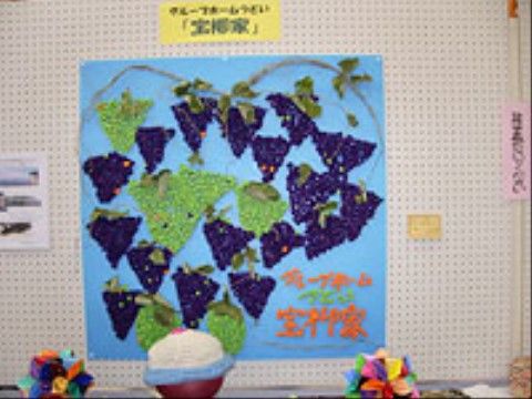 ご入居者様が協力して製作した作品を飾っている施設の壁
