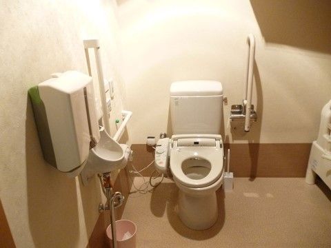 車椅子をご利用の方にも、快適にトイレが使用できるよう広い構造になっている。手すりもナースコールも設置されているので安心感がある。