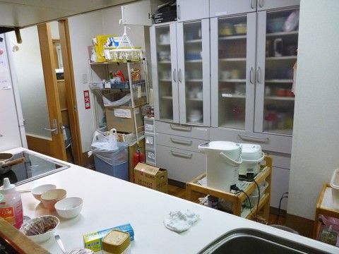 食器棚に食器や調理器具が並べられている。IH機能が付いたコンロも設置されているので、安心して調理を行うことができる。