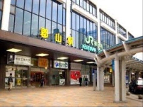 施設の近くに駅があるので、交通の便が良い。駅周辺はショッピング街になっているので、買い物も自由に行うことができる。